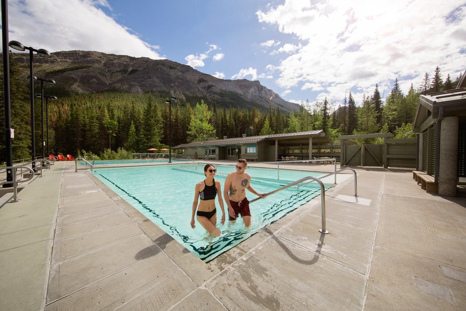 A couple enjoying the pools at Miette Hot Springs in Jasper.